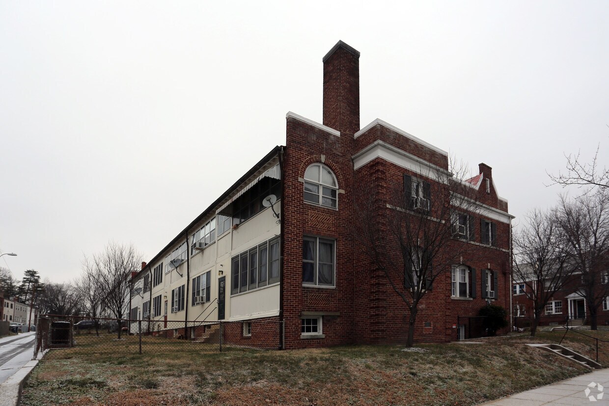Building Photo - 4000-4008 8th St NE