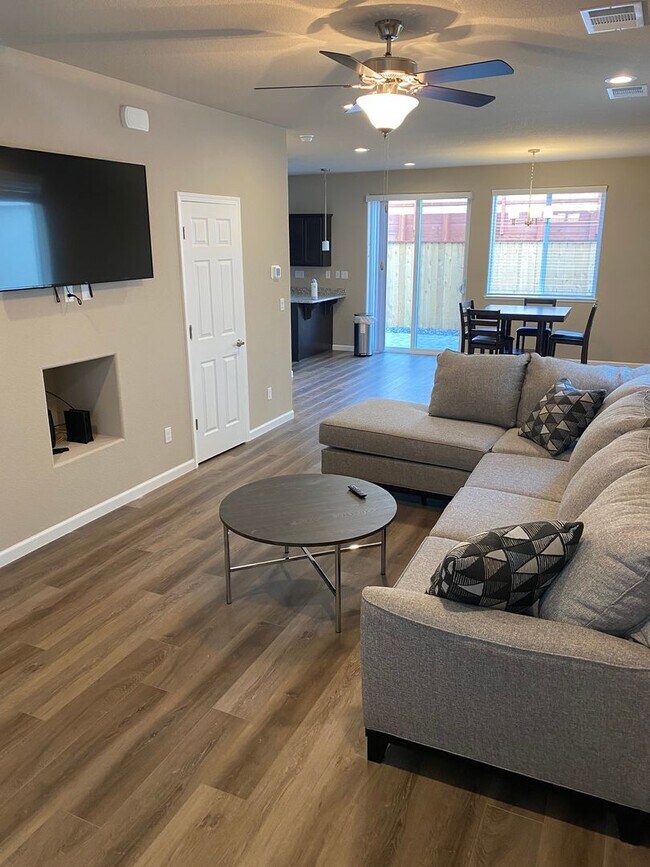 Building Photo - Fully Furnished 2-Story Home in North Reno