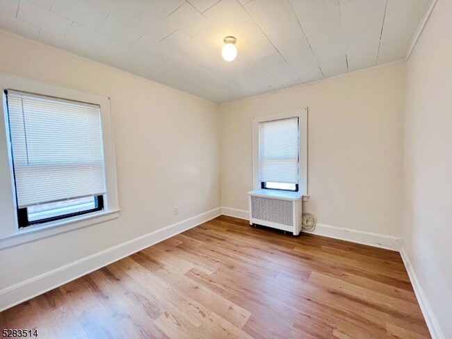 Building Photo - 31 Elston St