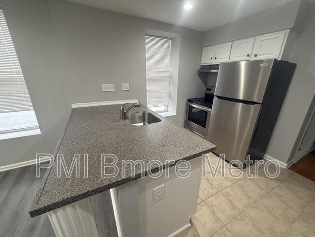 Foto del edificio - 2643 E Madison St