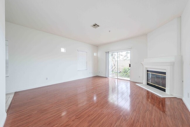 Foto del edificio - Gated Townhome with Updated Kitchen and Private Backyard