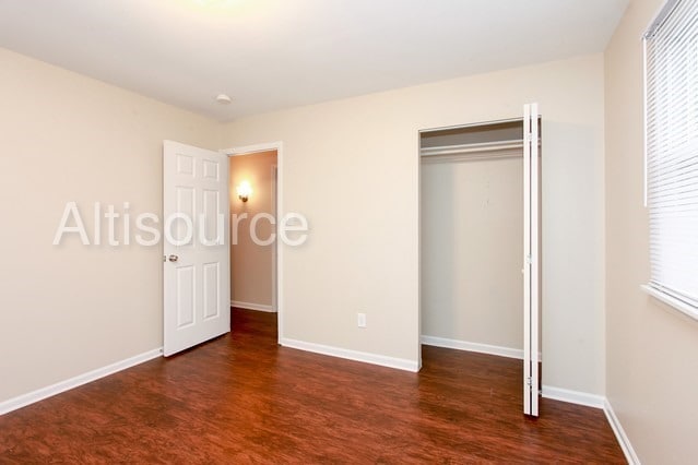 Building Photo - 916 W 68th Pl