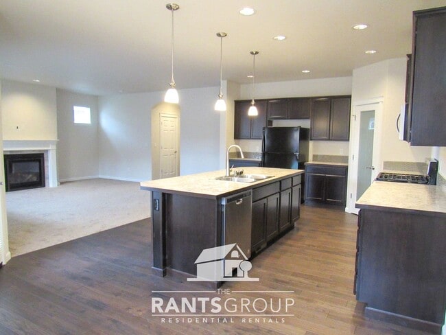 Building Photo - Fantastic Neighborhood! Easy Commute to JBLM!