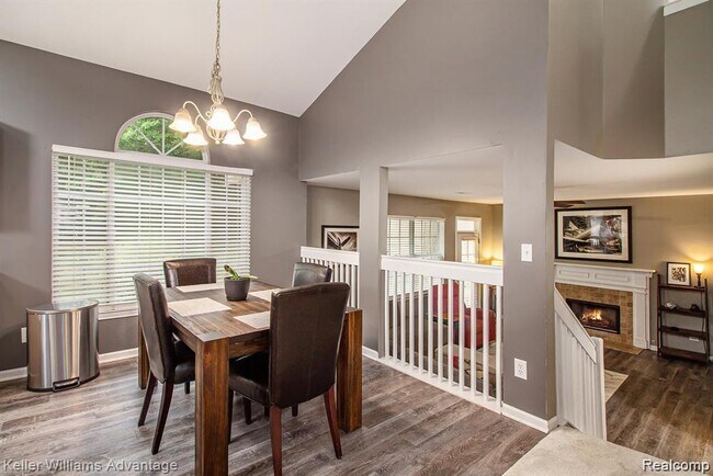 Foto del edificio - 130 Lakeshore Pointe Dr