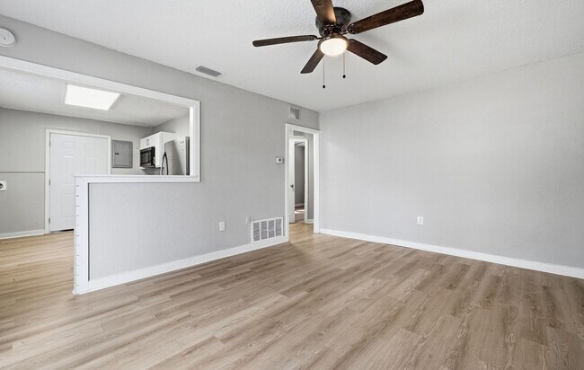 Building Photo - Renovated 2 Bedroom Jacksonville Heights Duplex Apartment