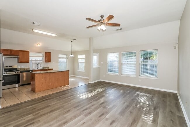 Foto del edificio - 21807 Cascade Hollow Ln