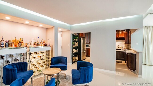 Foto del edificio - 5750 Collins Ave