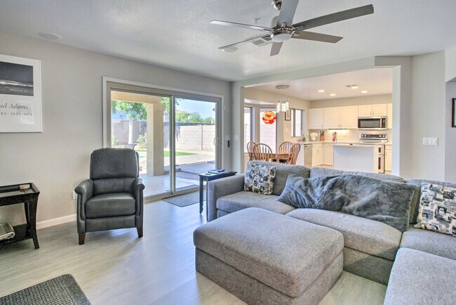 Building Photo - 9718 E Gelding Dr