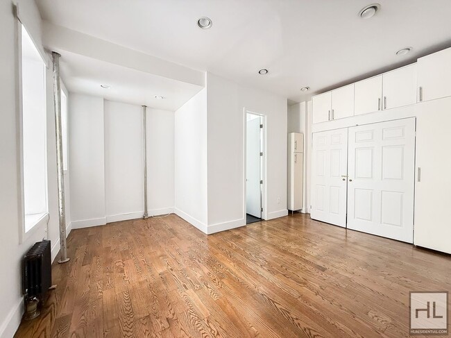 Building Photo - EASTERN PARKWAY / Crown Heights Studio 1-Bath