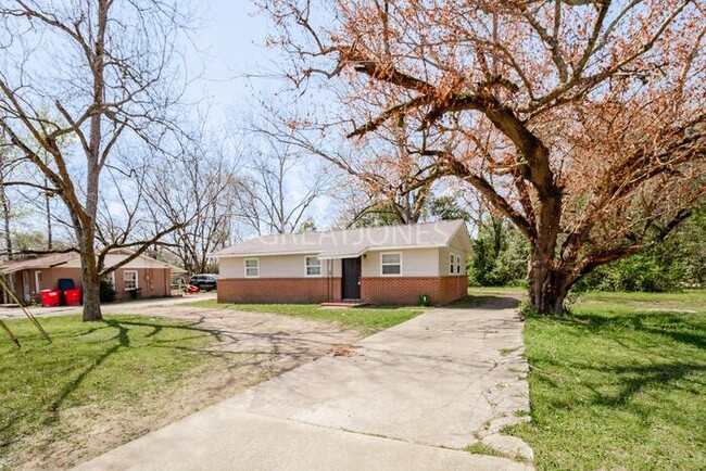 Building Photo - 4701 Jeffersonville Rd