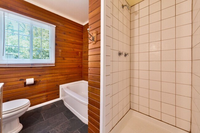 Foto del edificio - Private 2-Bedroom Fair Oaks Duplex with Gated Driveway & Garage!