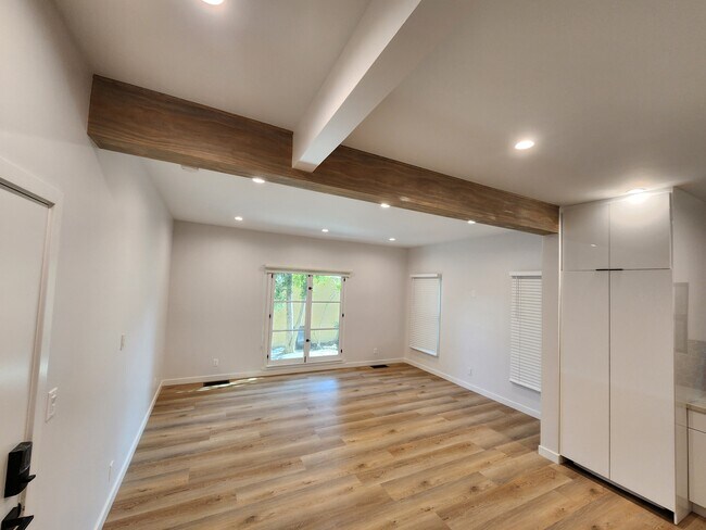 Foto del edificio - 9940 Robbins Dr