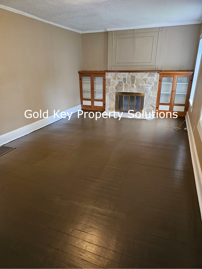 Building Photo - Very Nice 2 BR 1 BA House with Huge Baseme...