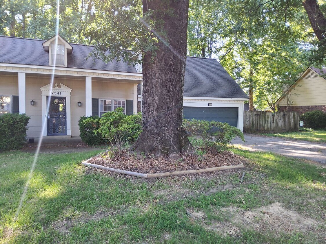 Building Photo - 2541 Surrey Wood Dr
