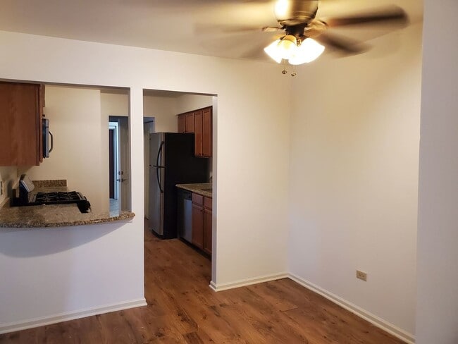 Building Photo - 833 Village Quarter Rd