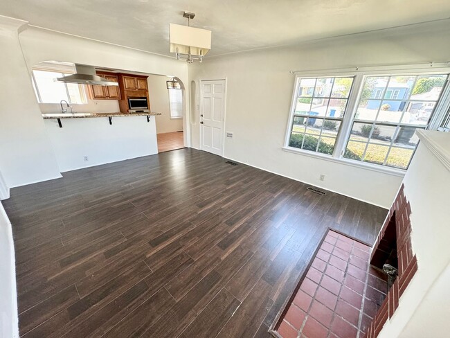 Building Photo - *** 3 bed 2 bath Single family home in the...