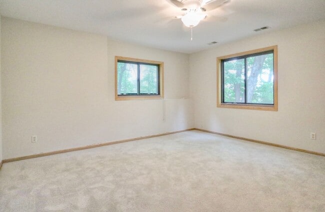 Building Photo - Great Lake views. *3Bed*2Bath home on Medi...