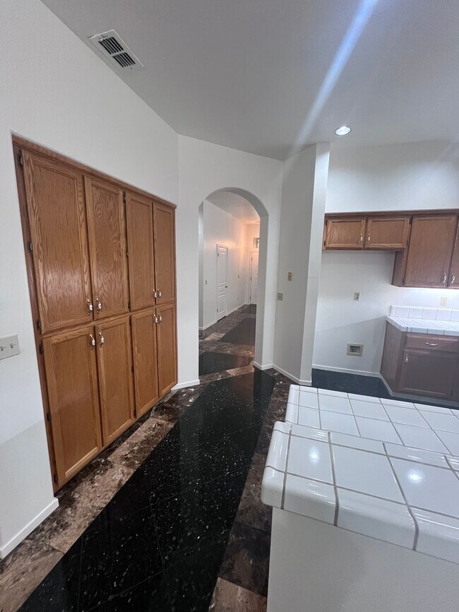 Foto del edificio - NICE 3 BEDROOM HOME IN ELK GROVE!!