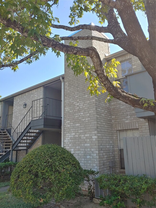 Building Photo - 9700 Leawood Blvd