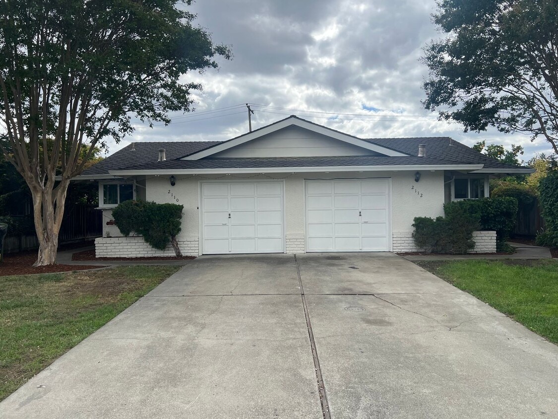 Foto principal - 2110-2112 Town &amp; Country Lane