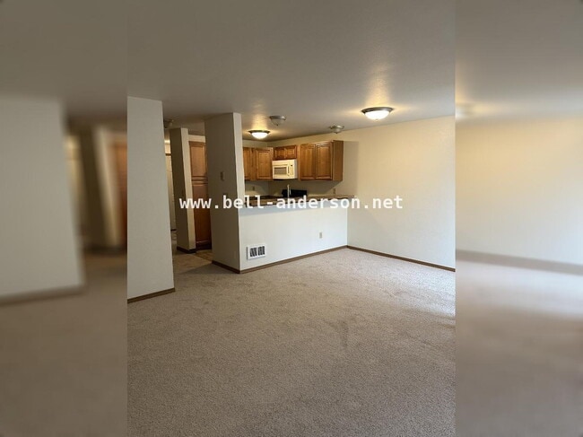Foto del edificio - MOVE IN READY- Remodeled 2-bedroom Townhome!