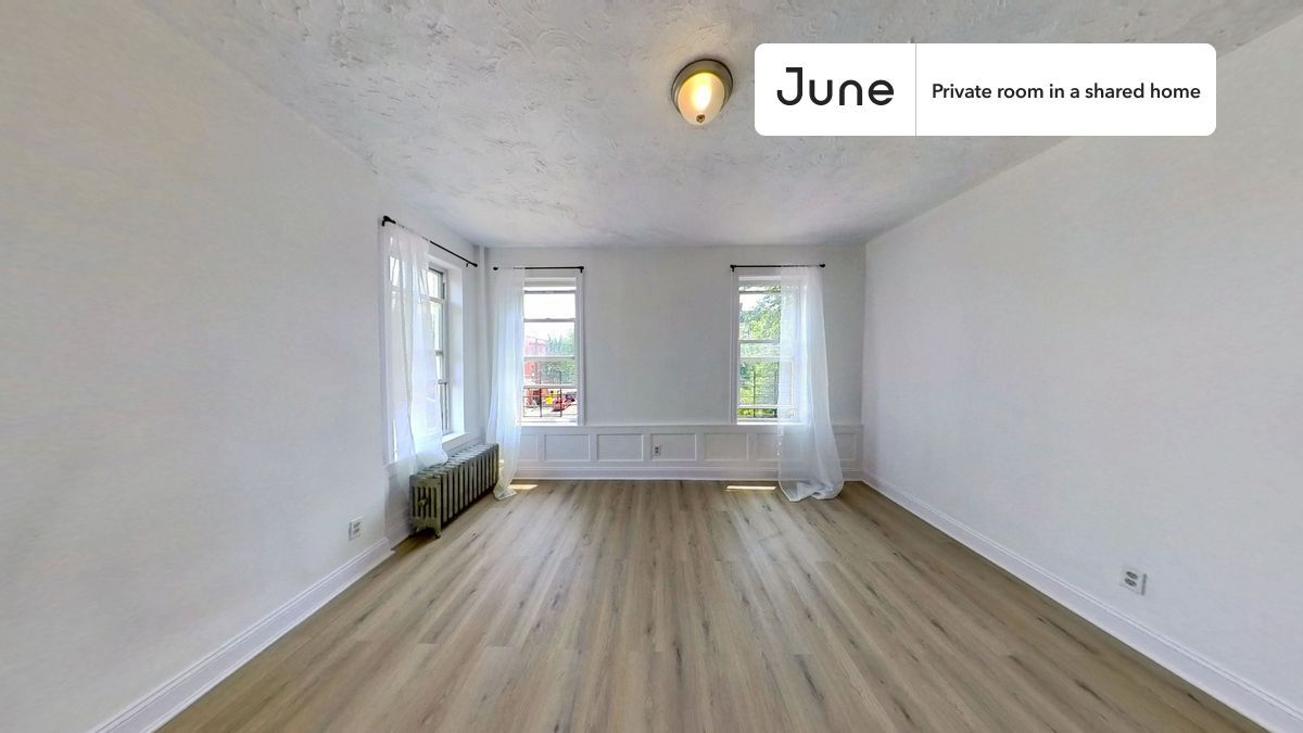 Foto principal - Private bedroom in 4 bed/1 bath Home
