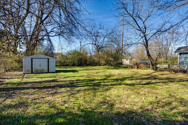 Building Photo - 2004 Wilson St