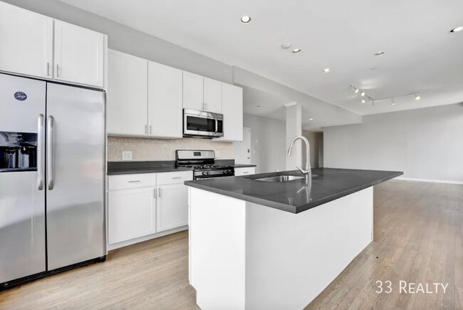Foto del edificio - Renovated 4 Large bedroom and 2 bath Apart...