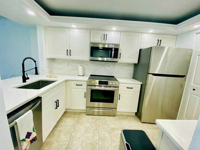 Building Photo - ** MARCO ISLAND 2/2 AT SOUTH SEAS CLUB ** RENOVATED UNIT ** AVAILABLE DEC-APRIL 2024 ** DON'T MIS...