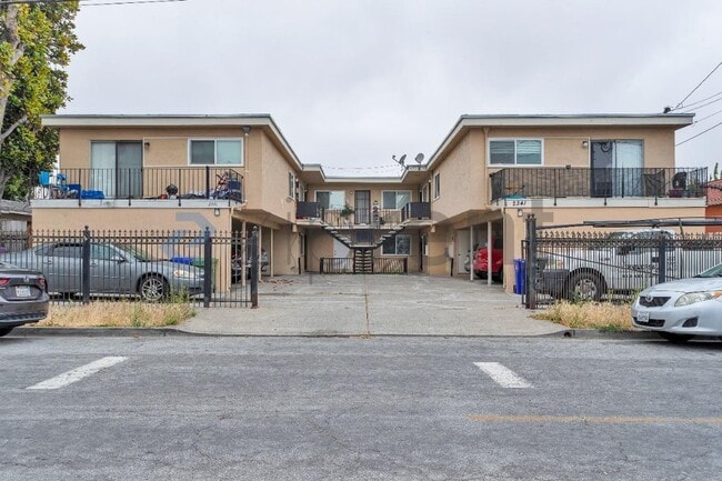 Building Photo - Unit B