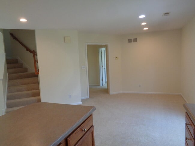 Building Photo - 4008 Meadow View Dr