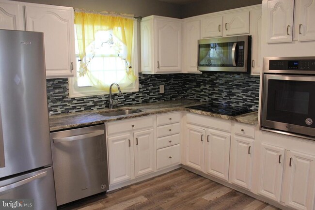 Building Photo - 102 Forsythia Dr