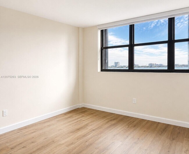Foto del edificio - 555 NE 30th St