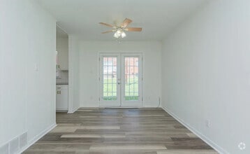 Building Photo - Room in Townhome on Greenbriar Rd