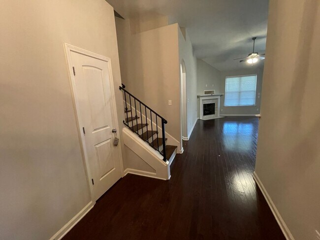 Building Photo - College Crossing beautiful home!