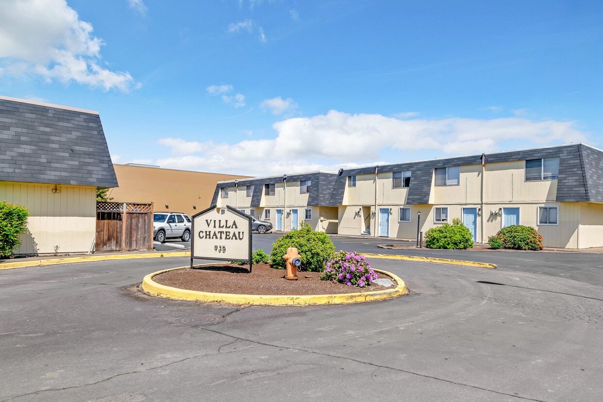 Primary Photo - Villa Chateau Apartments