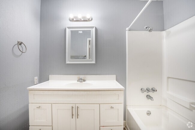 1 habitación, 1 baño - 470 pies cuadrados - Baño - Uptown Apartments