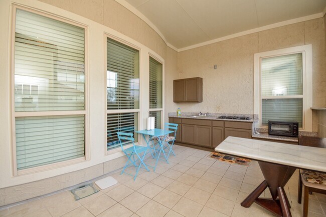 Foto del edificio - 6302 Kennedy Hills Ct