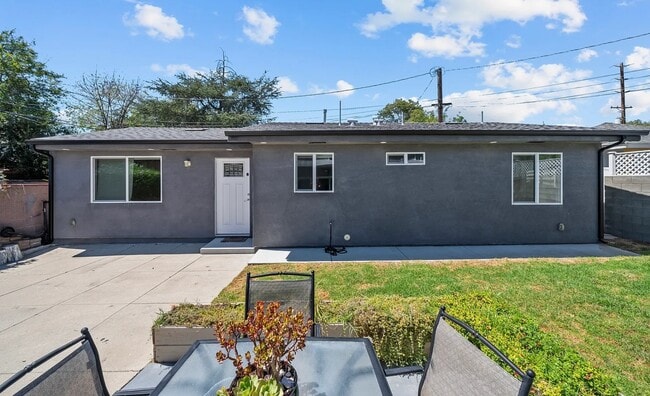 Building Photo - 1525 N Screenland Dr