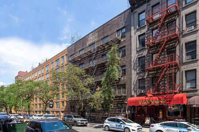 Foto del edificio - 319 W 54th St