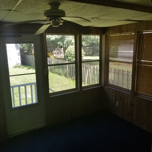 Foto del edificio - 2 Bedroom house Iowa City with hardwood fl...