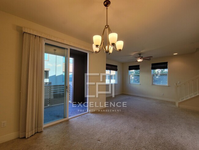 Building Photo - 2571 Fairview Dr