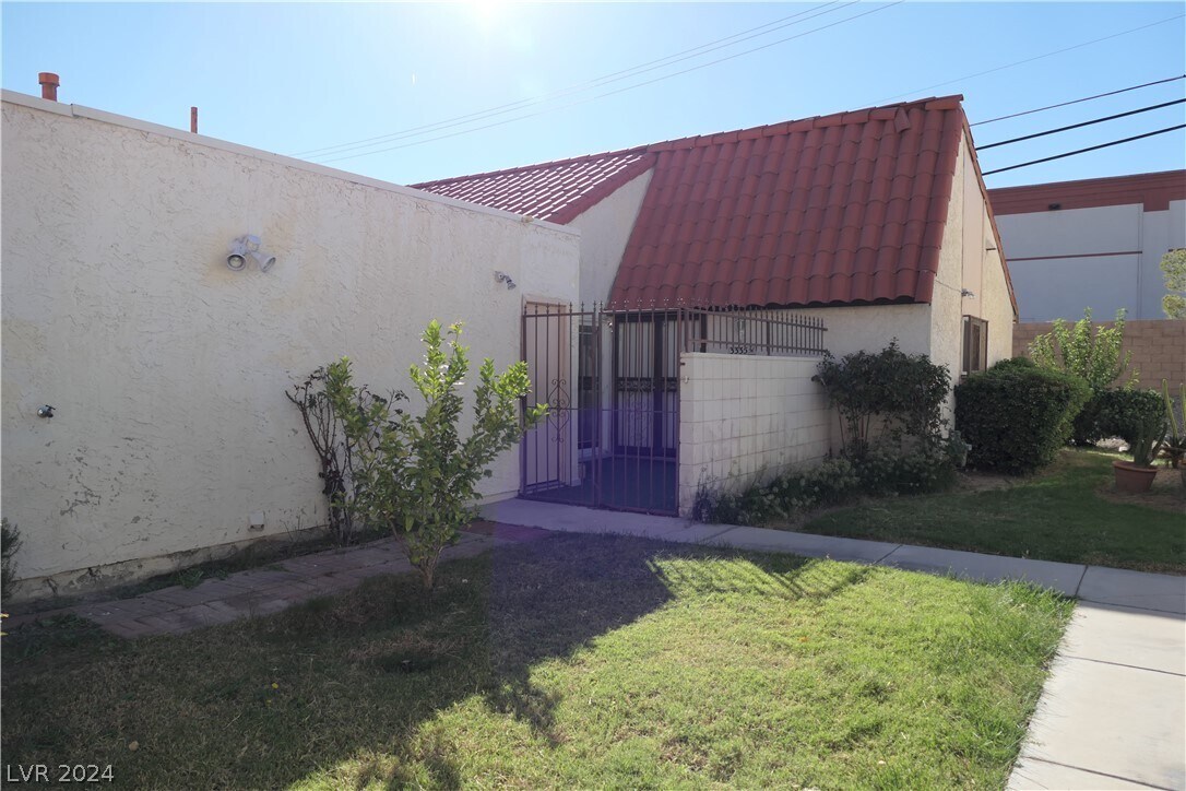 Primary Photo - 3335 Racquet St