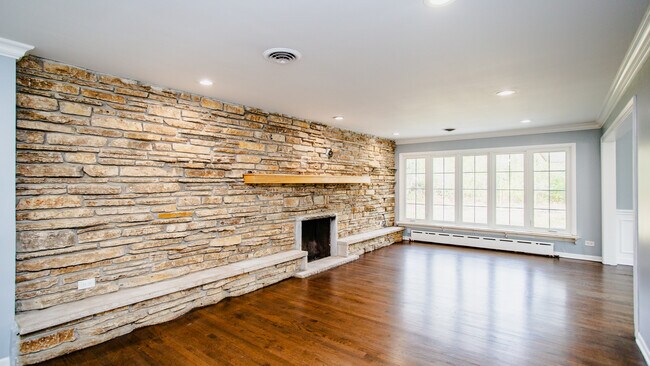 Building Photo - 688 Greenbriar Ln