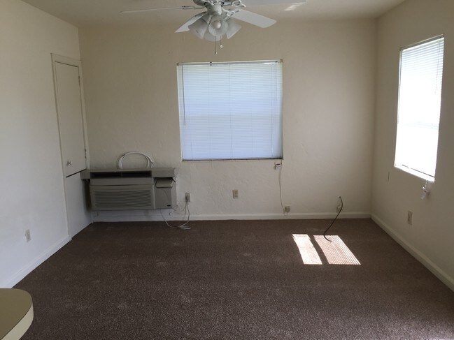 Building Photo - 861 Campus Cir