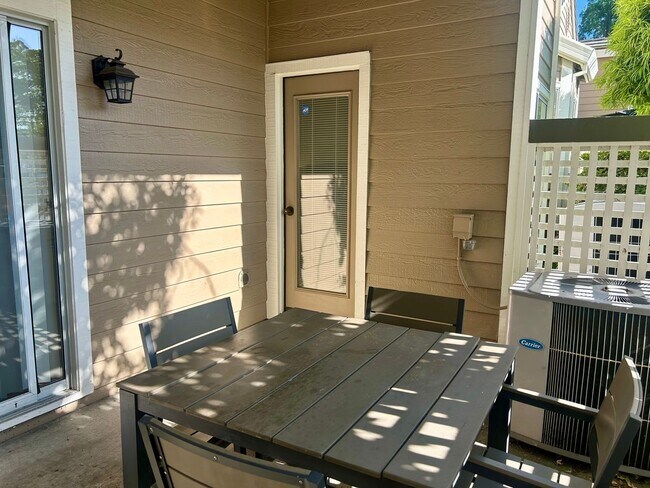 Foto del edificio - Modern and Convenient Condo Near Almaden Lake