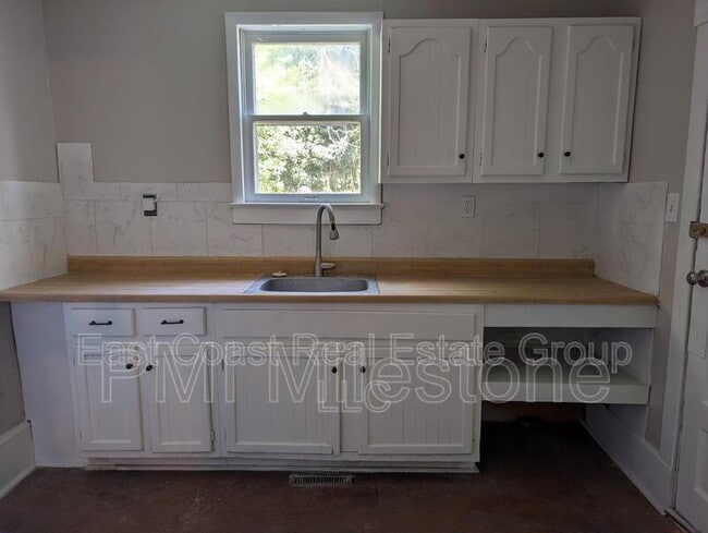 Building Photo - 304 1/2 W Martin St