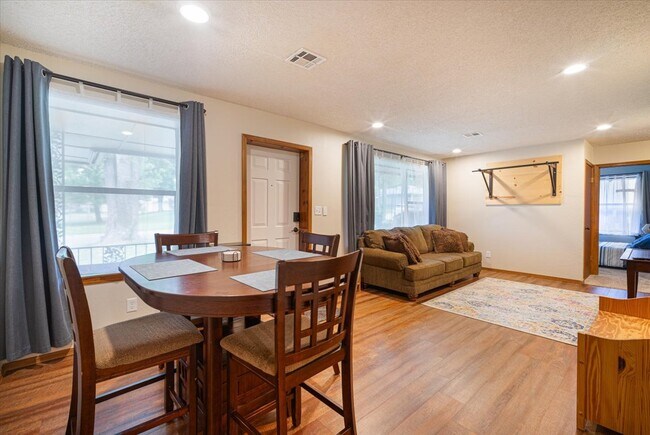 Foto del edificio - 4176 E 33rd St
