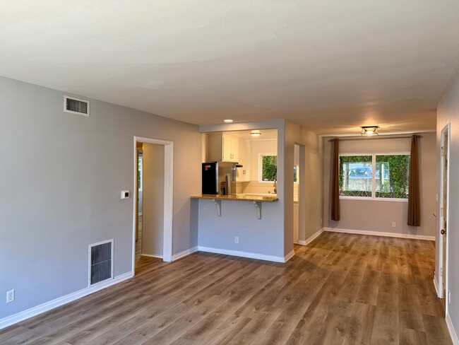 Building Photo - Dickens