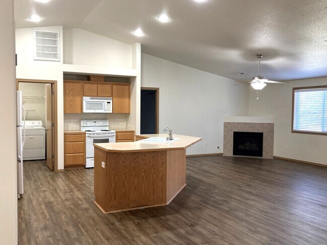 Foto del edificio - Ranch-Style Home With Gas Fireplace and Washer/Dryer Included! 1 Small Dog Welcome!